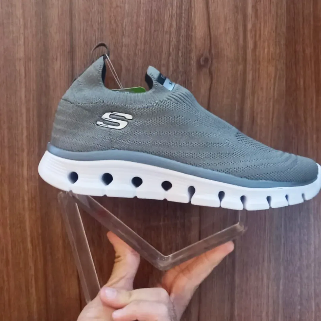 کفش اسکیچرز اورجینال یا با کیفیت بالا، زیره EVA راحت، رنگ طوسی، رویه تنفس‌پذیر