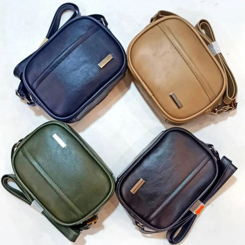 کیف پاسپورتی دوشی زنانه مشکی، جنس چرم صنعتی، کوچک و جادار از کفش ثامن