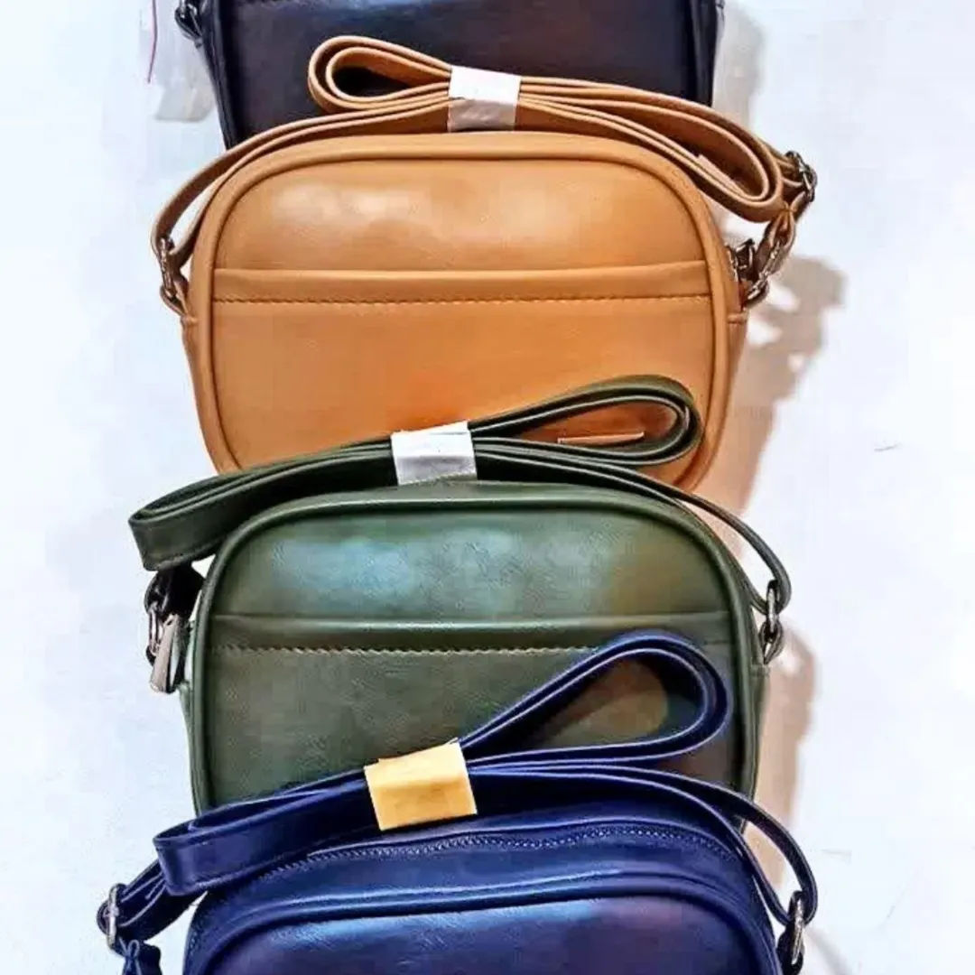 کیف زنانه کوچک و جادار سورمه‌ای، با بند بلند دوشی، مناسب استفاده روزمره