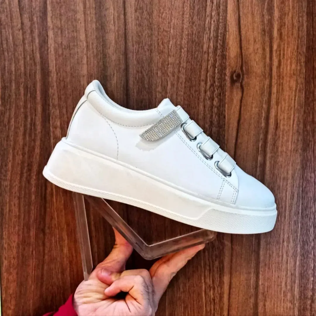 کفش اسپرت زنانه مشکی کشی، قابلیت تنظیم با کش و چسب، مناسب استفاده روزمره