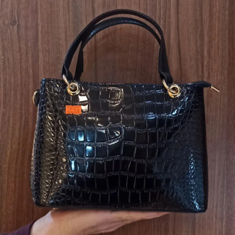 کیف دوشی مجلسی زنانه، سبک و خوشدست، ورنی با کیفیت متریال بالا، در مدلهای متنوع