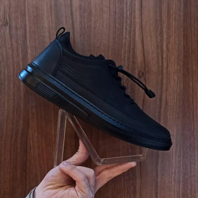 کفش مردانه بدون بند رنگ مشکی با زیره سفید، رویه چرم صنعتی، دور دوخت و بسیار راحت