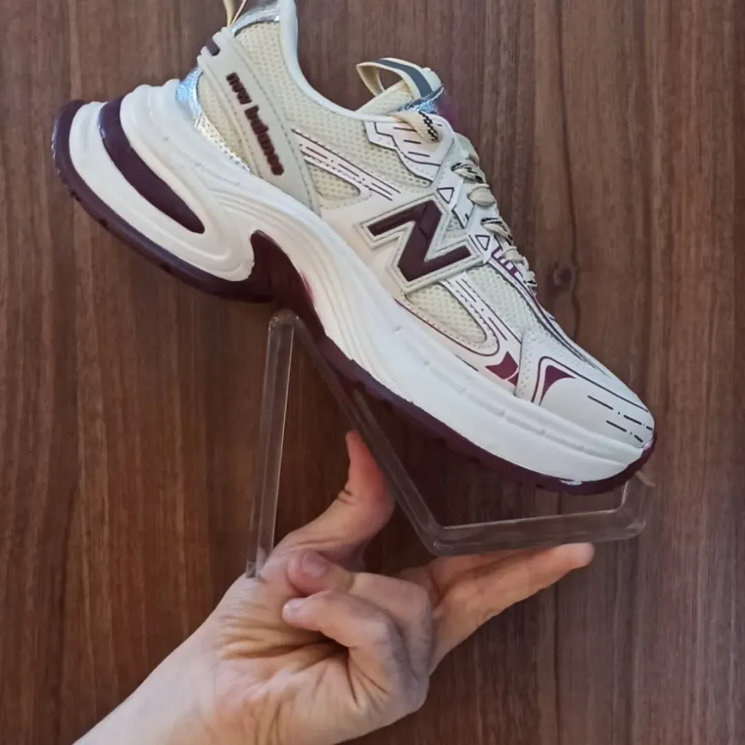 کفش پیاده‌روی زنانه نبولانس 530 کرم زرشکی، بسیار راحت و سبک، مناسب برای استفاده زیاد