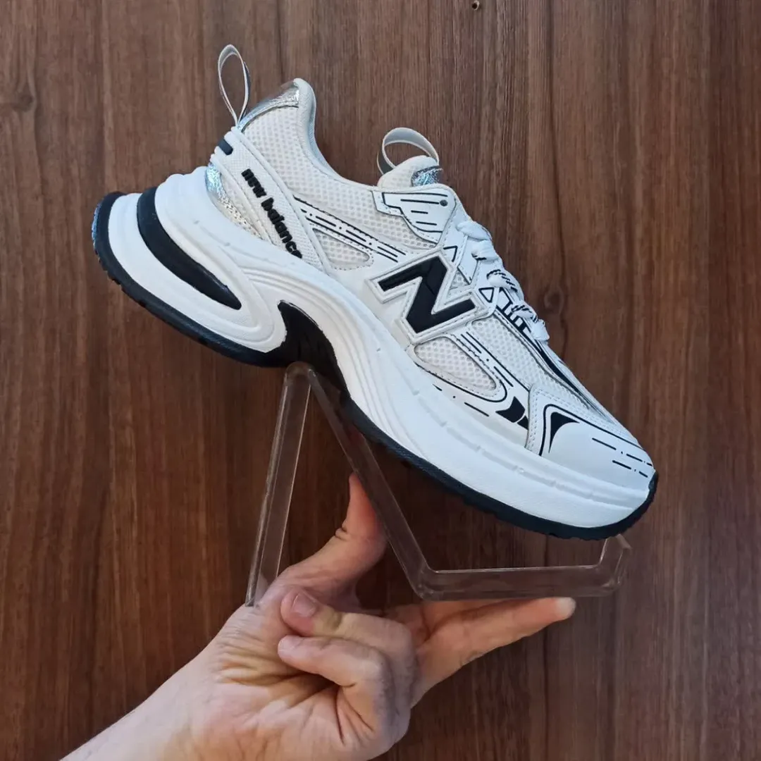 کتونی لژدار زنانه نبولانس 530 رنگ کرم، طراحی شیک مناسب استایل روزمره و کژوال