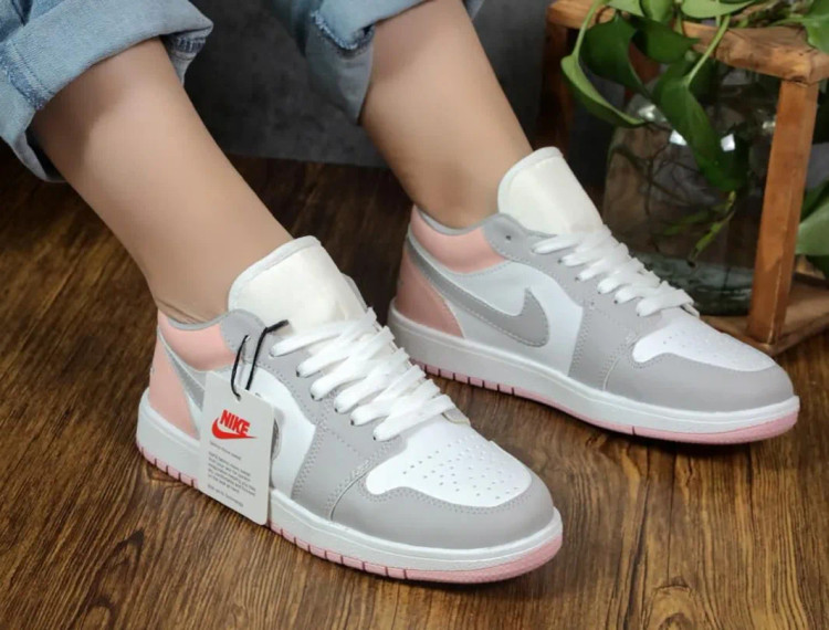 کفش اسپرت زنانه جردن نایک سفید صورتی، بسیار ظریف و زیبا، مناسب استایل روزمره