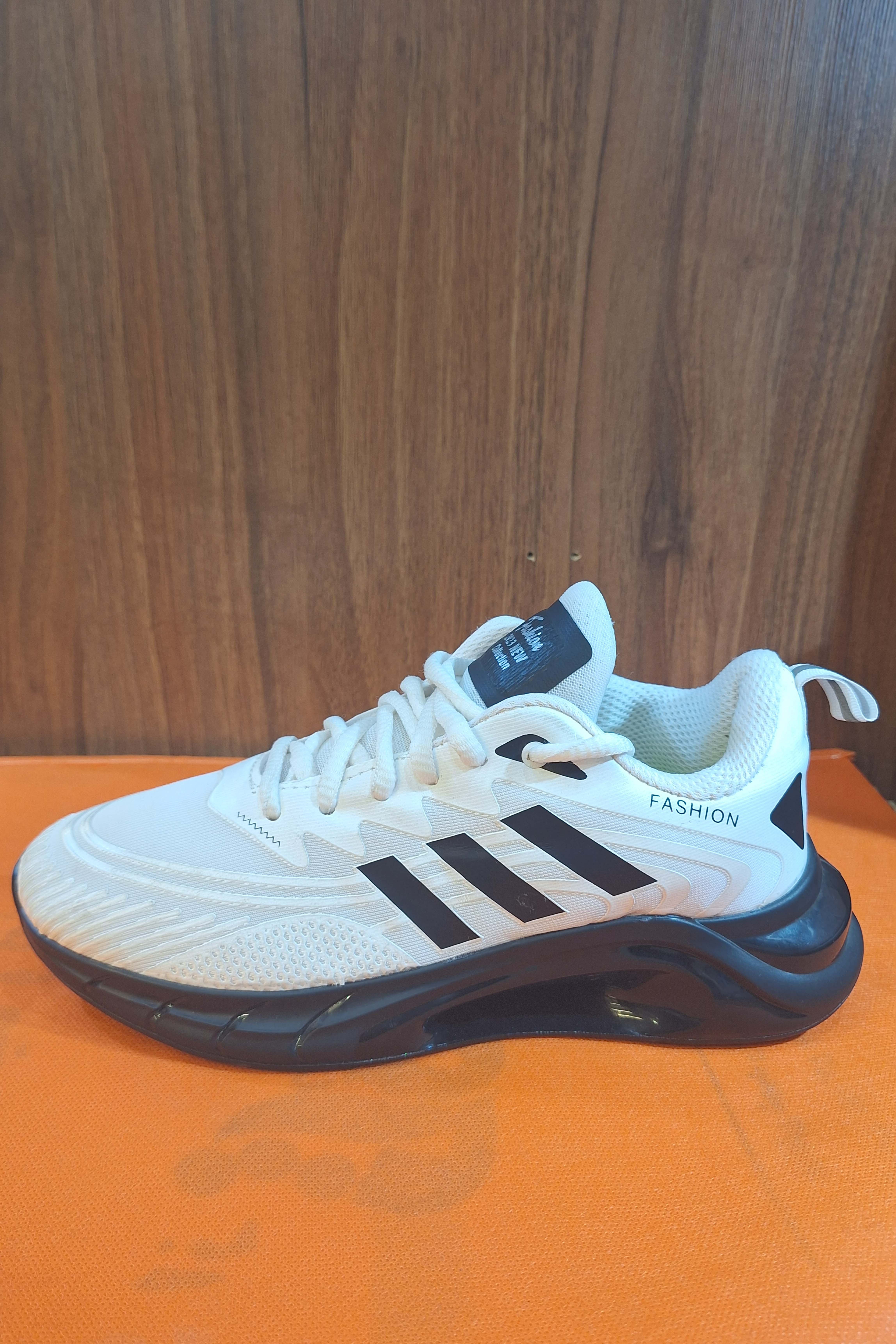 کتونی آدیداس تونلی سفید رهاورد، کفش اسپرت مردانه سفید، کتونی راحتی.