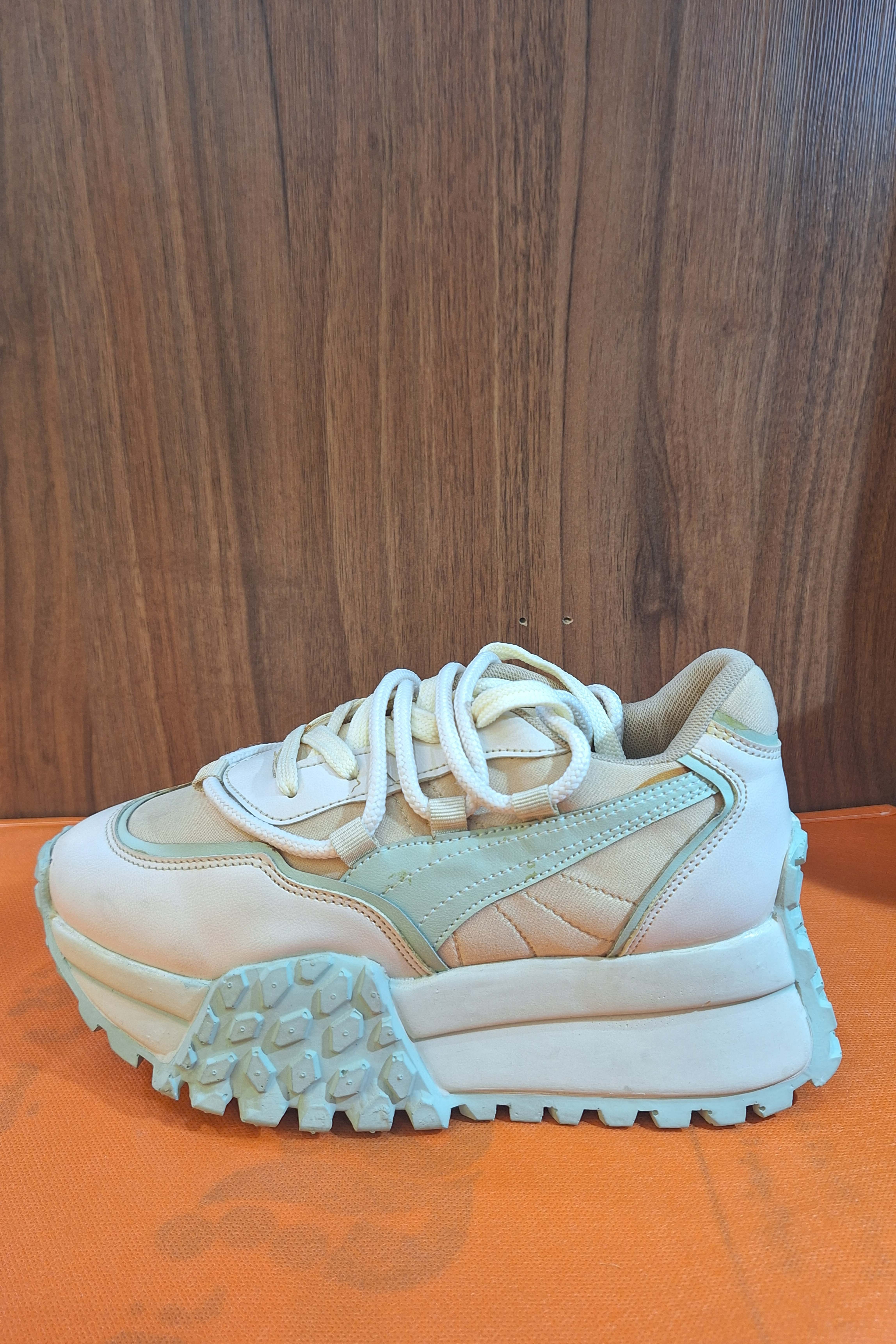 کفش اسپرت زنانه پوما الوند مدل چانکی با زیره حجیم، رنگ نود (هلویی) و جزئیات سبز نعنایی برای پیاده‌روی و روزمره