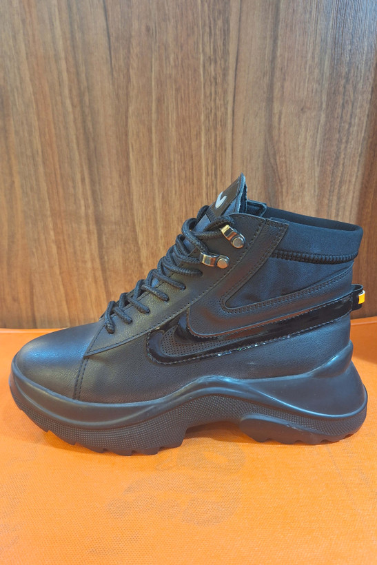 نیم بوت ساقدار مشکی زنانه و مردانه نایک اتزی (Nike Atzi) با زیره حجیم و لژدار برای پاییز و زمستان