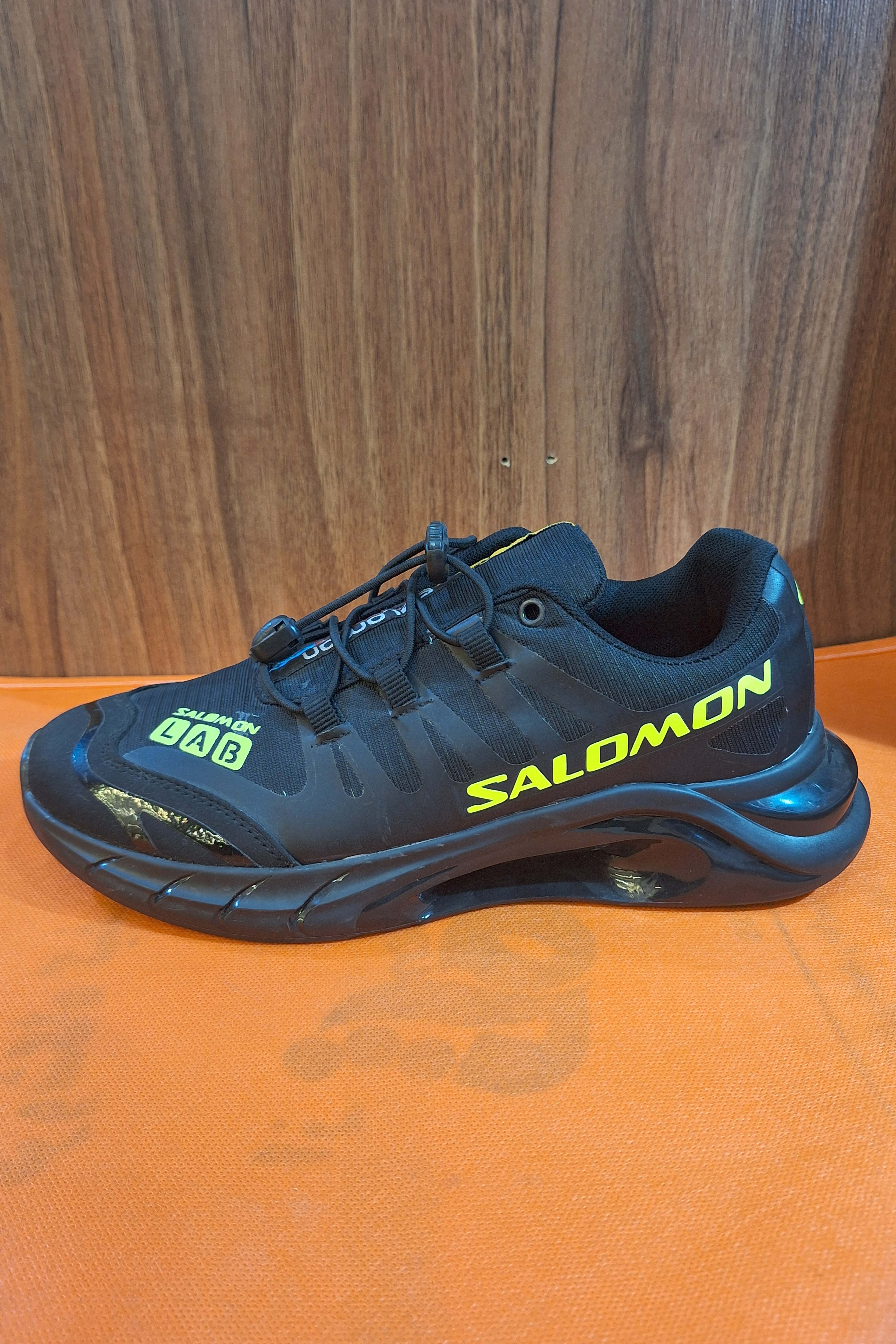 کتانی سالومون (Salomon) مدل تونلی (رهاورد) S/LAB مشکی با نوشته زرد نئونی، مناسب دویدن در مسیرهای کوهستانی (Trail Running) و پیاده‌روی