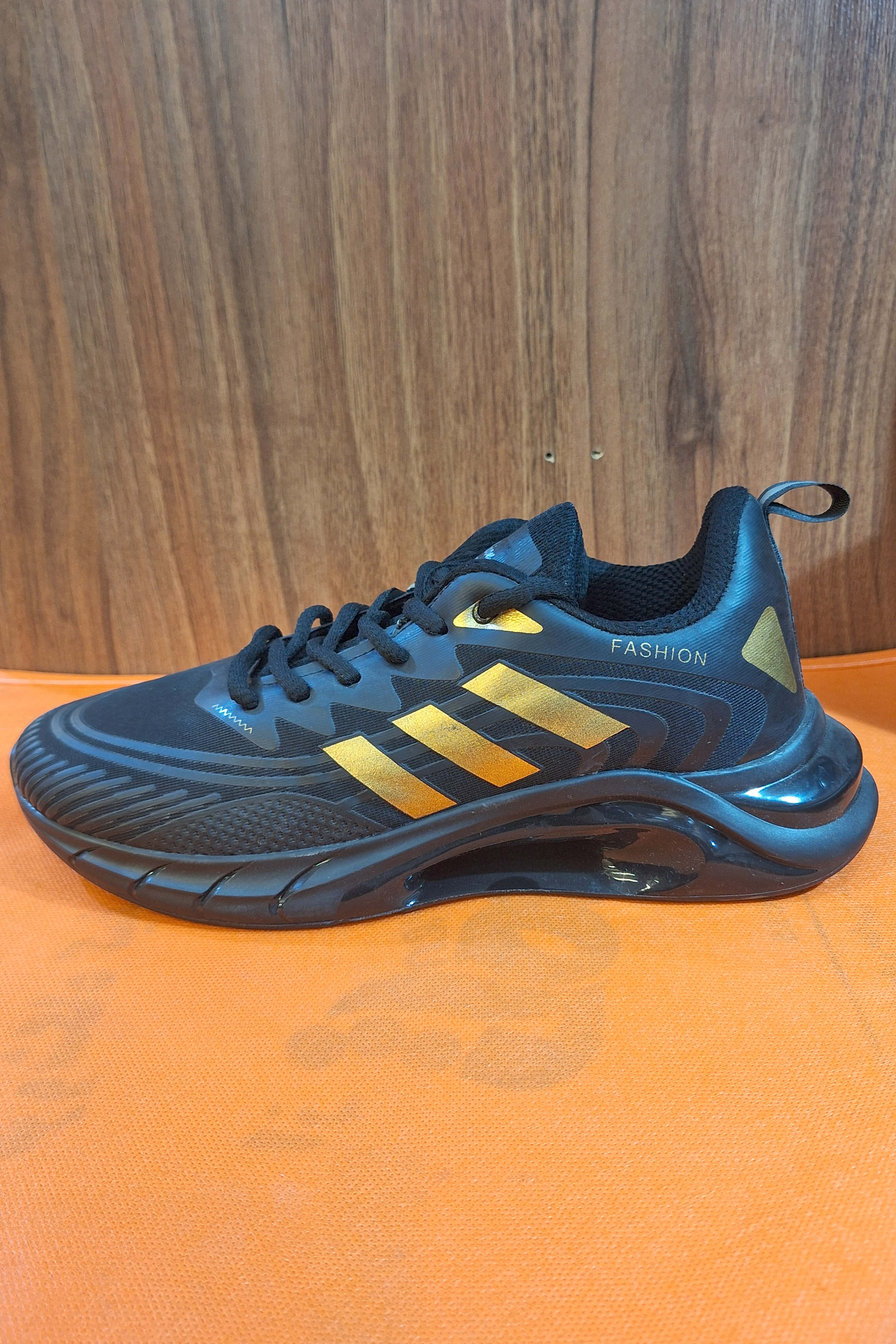 کتانی رانینگ (Running) مردانه/زنانه مشکی طلایی طرح آدیداس (Adidas) با زیره تونلی و حبابی (Airmax)، کفش اسپرت لژدار شیک