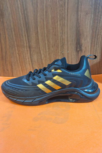 کتانی رانینگ (Running) مردانه/زنانه مشکی طلایی طرح آدیداس (Adidas) با زیره تونلی و حبابی (Airmax)، کفش اسپرت لژدار شیک