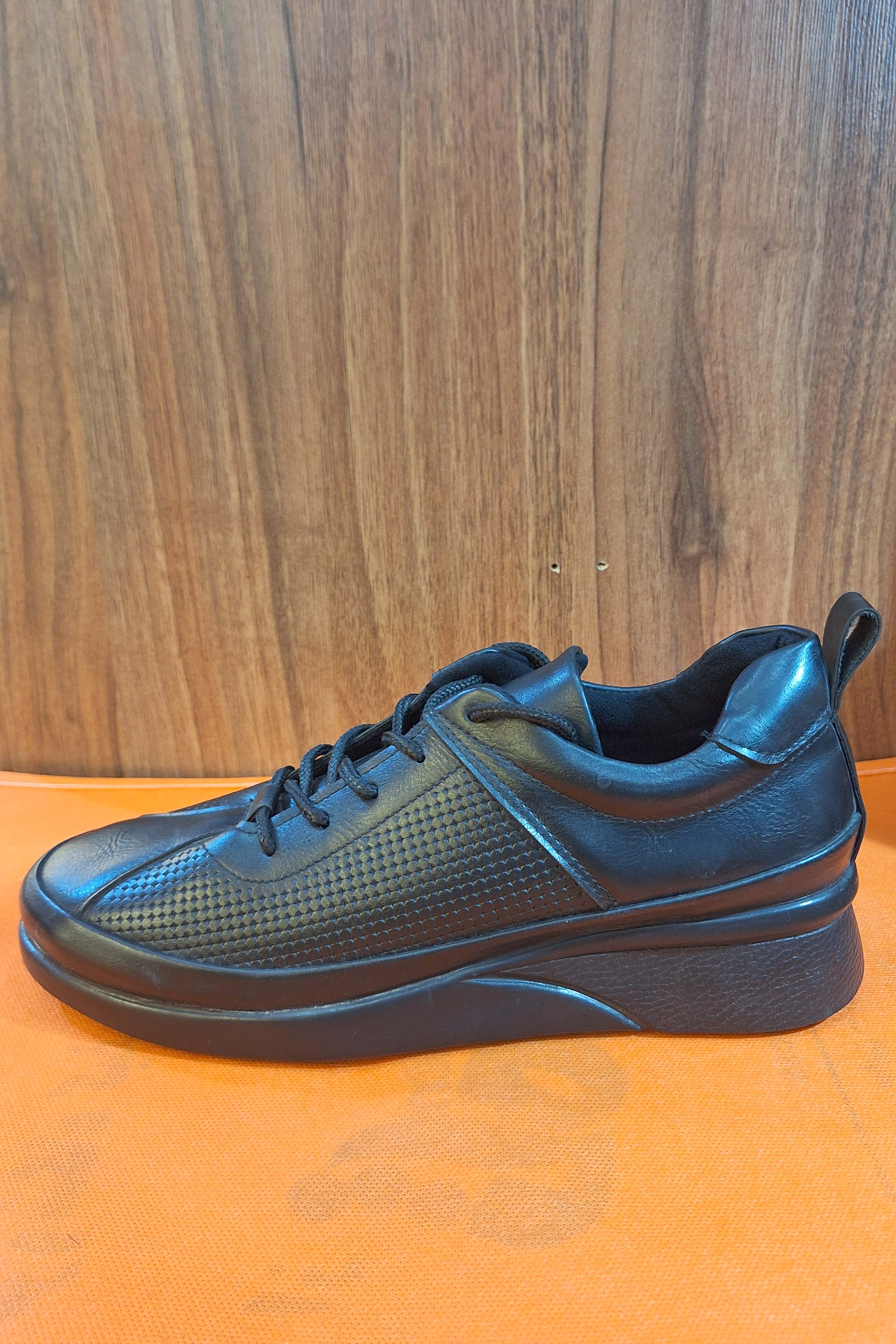 کتانی طبی مشکی سوزنی (طرح سوراخ‌دار) مدل پازل، کفش چرمی روزمره لژدار و راحت برای پیاده‌روی