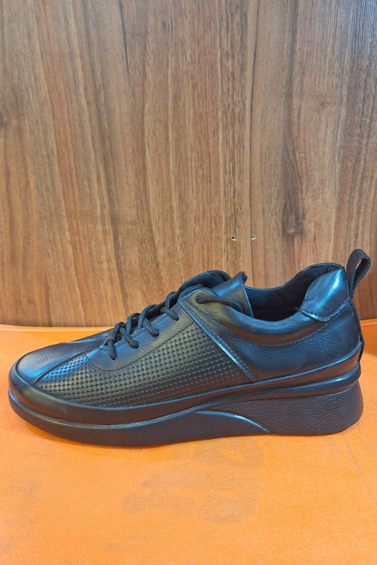 کتانی طبی مشکی سوزنی (طرح سوراخدار) مدل پازل، کفش چرمی روزمره لژدار و راحت برای پیادهروی