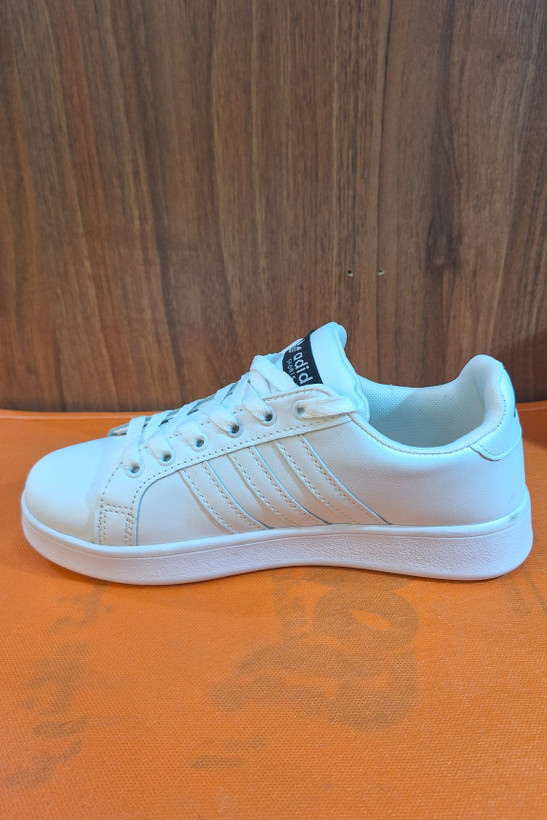 کتانی کلاسیک طرح آدیداس (Adidas) استن اسمیت تمام سفید، کفش روزمره ساق کوتاه طرح ونس برای استایل کژوال