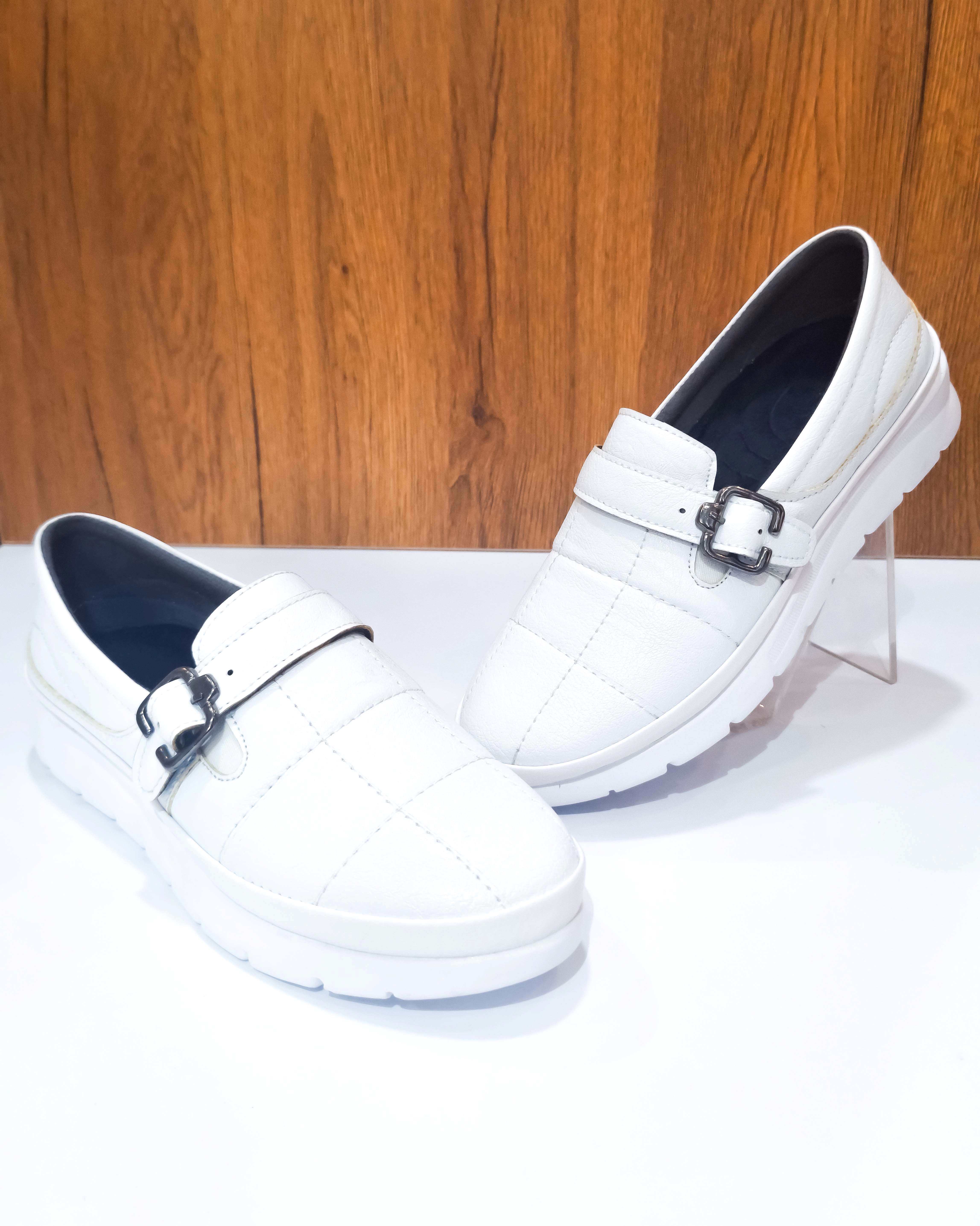 کفش-طبی-زنانه-چرم-صنعتی-سگک-دار-آستر-مخمل-سبک